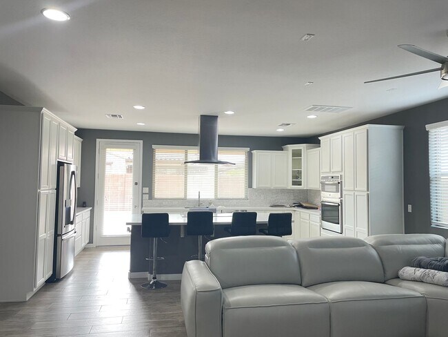 Building Photo - BEAUTIFUL 2 BEDROOM/ 2 BATHROOM PLUS DEN