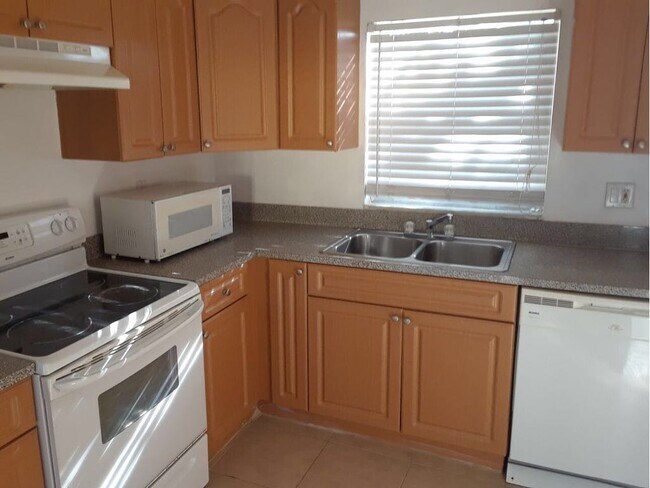 Building Photo - 2876 Somerset Park Dr