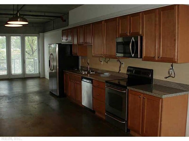 Building Photo - DOWNTOWN NORFOLK - GREAT LOCATION!!