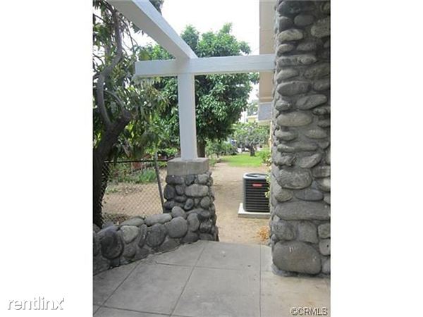 Building Photo - 717 S Shamrock Ave