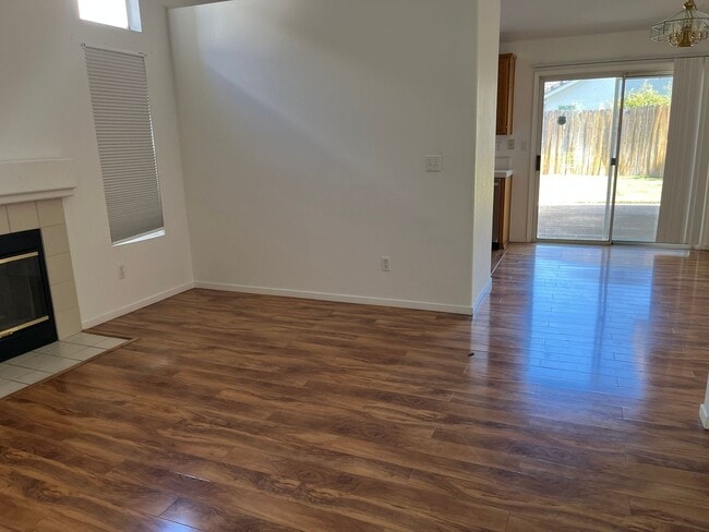 Building Photo - Cozy 2 Bedroom Home