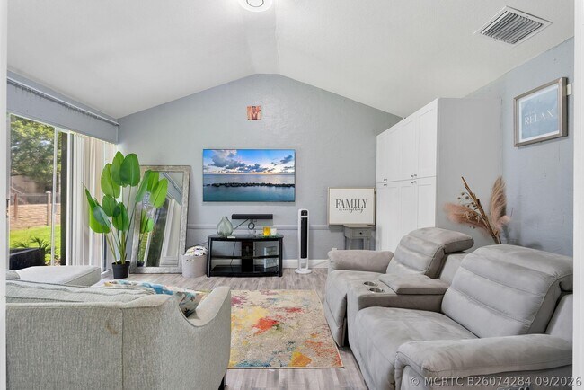 Foto del edificio - 5380 Lakewood Cir S
