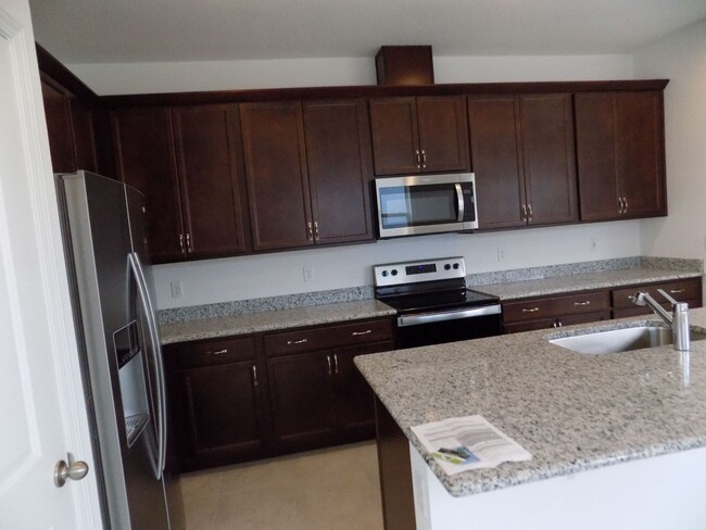 Foto del edificio - LOOKS LIKE NEW 4 BEDROOMS, 2 BATHS, 2 CAR ...