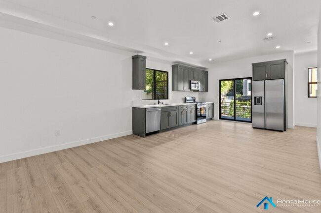 Building Photo - 2821-2822 Avenel St