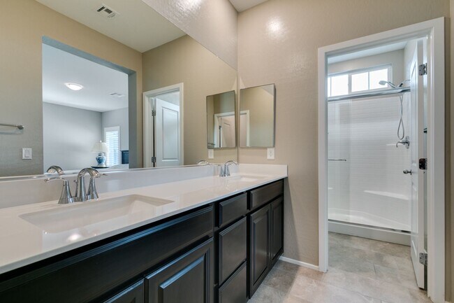 Building Photo - Luxury Fully Furnished 2Bed/2.5Bath Townhome in Gated Community