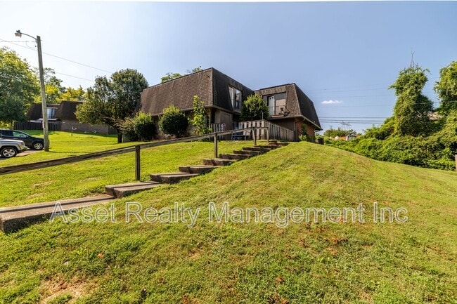 Building Photo - 9104 Woodpark Ln NW