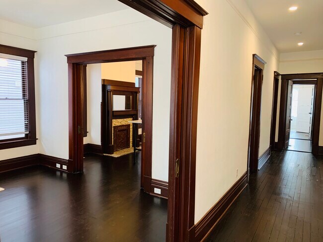 Building Photo - 19 E 40th St