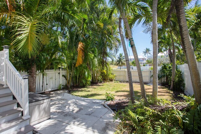 Building Photo - 3 bedroom 2 bathroom with office at the Go...