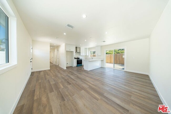 Foto del edificio - 8430 Glenoaks Blvd