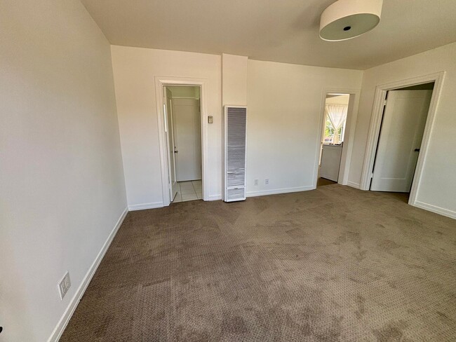 Foto del edificio - 2809-2821.5-28215 Rowena Ave