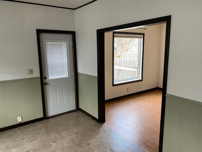 Building Photo - 618 E Brewster St