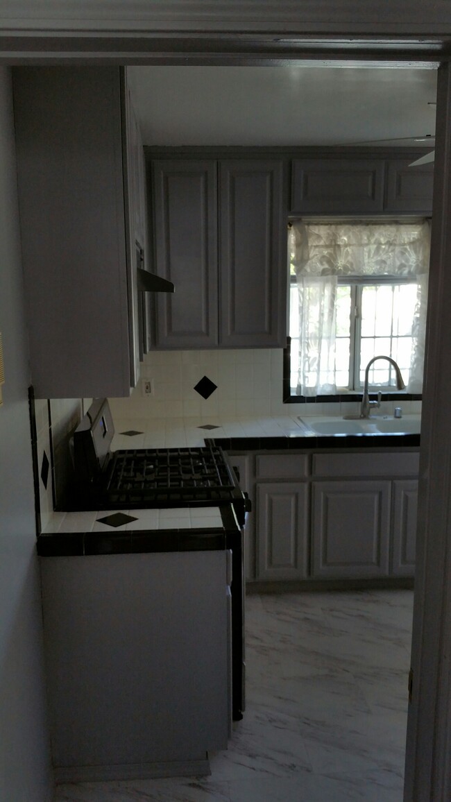 kitchen - 10956 Charnock Rd