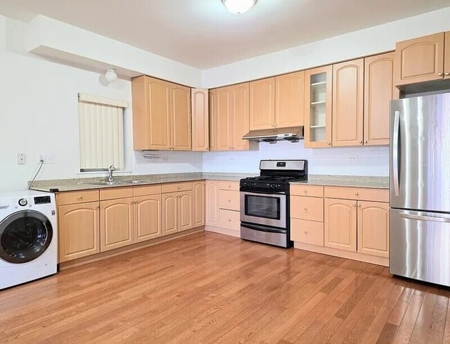 Building Photo - 705 W 31st St