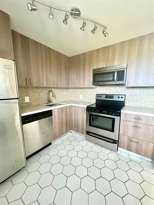 Building Photo - 3101 N Country Club Dr