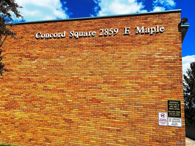 Foto del edificio - 2859 E Maple Rd