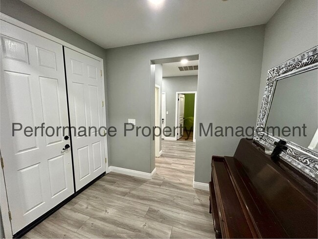 Building Photo - Stunning 4 Bed/3 Bath NW Bakersfield Home ...
