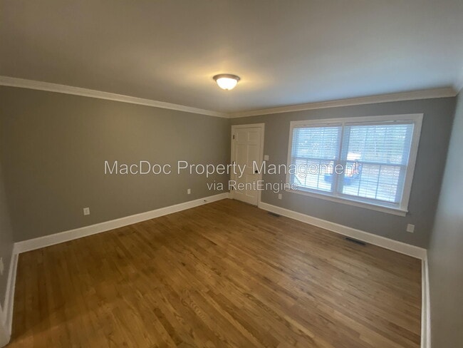 Building Photo - 214 W Broaddus Ave