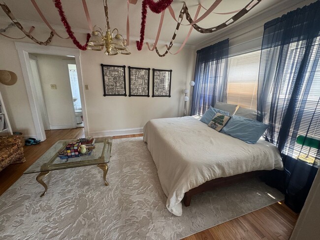 Foto del edificio - Lovely and Very Large Ravenswood Manor 1 BR