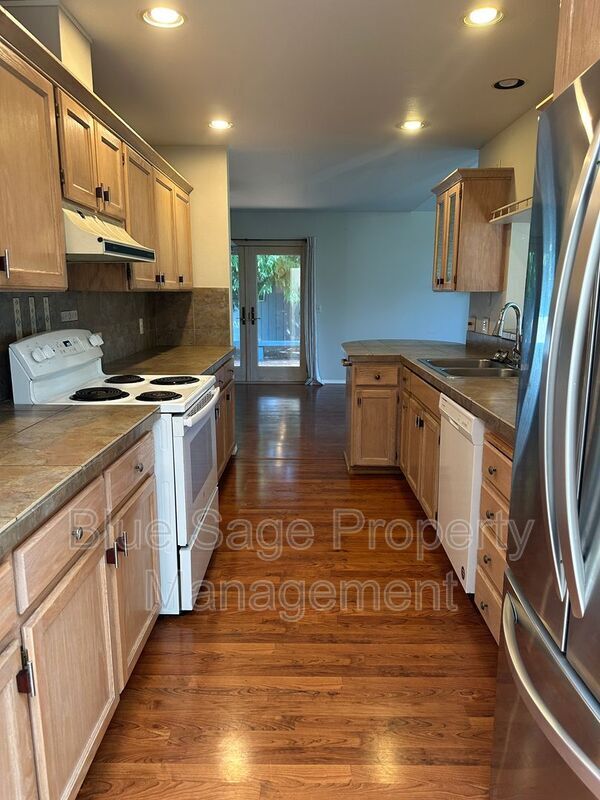 Building Photo - 145 Emerald Dr