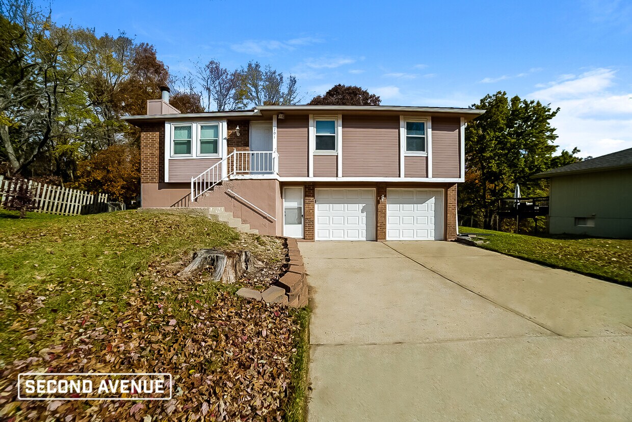 701 SE Redwood Ln, Blue Springs, MO 64014 House Rental in Blue