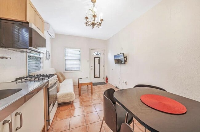 Building Photo - 1611 Talmadge St