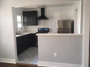 Building Photo - 2033 E 4th St