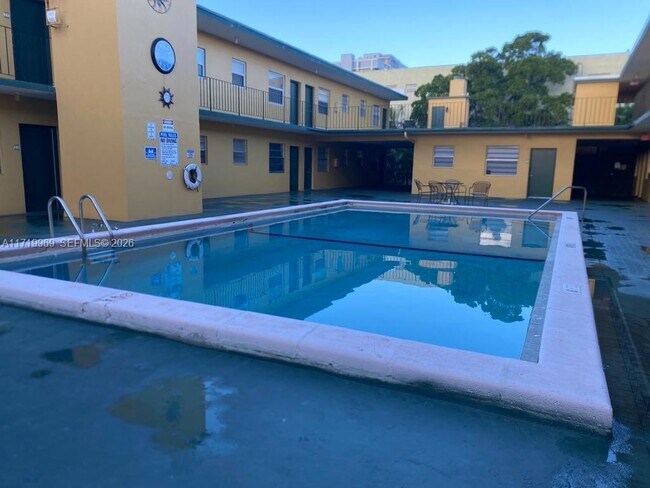 Foto del edificio - 1975 NE 135th St