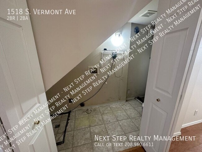 Building Photo - 1518 S Vermont Ave