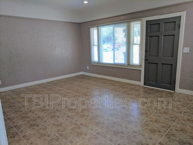 Building Photo - 863 W Campus Way