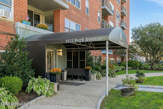 Building Photo - 1615 Park Ave