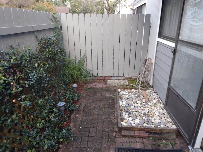 Baño para pies y pequeño jardín a ambos lados de la valla. - 4415 NW 41st Plz