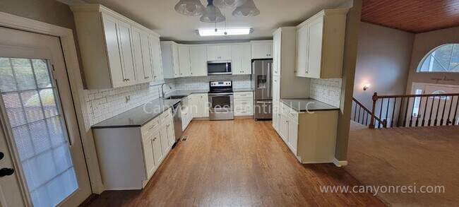 Foto del edificio - 6141 Blue Ash Dr