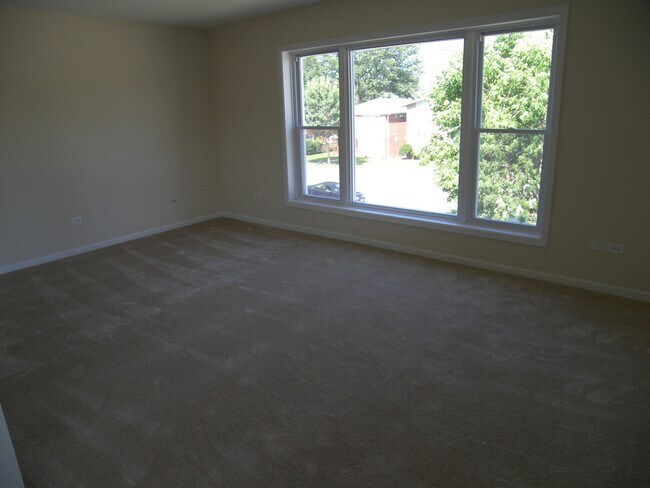 Sala de estar - 1536 S Mannheim Rd
