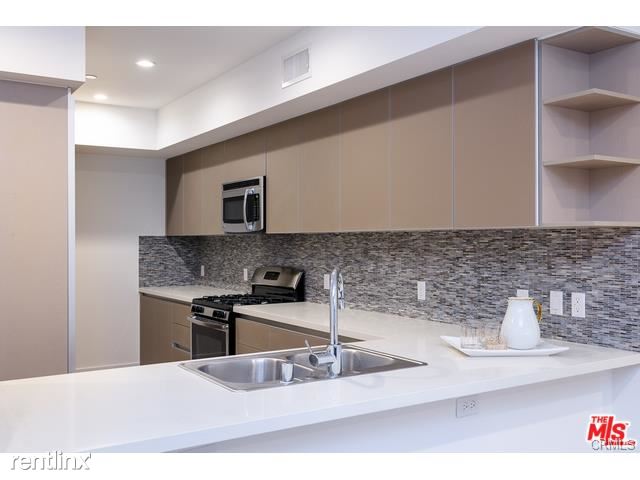 Building Photo - 2250 Fox Hills Dr