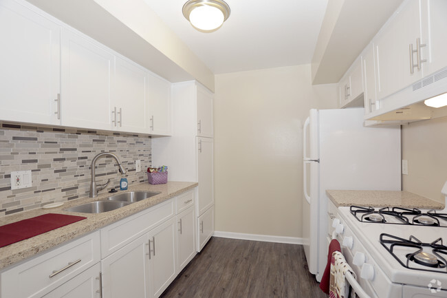 1BR, 1BA - 637 SF - Sunset Square Apartments