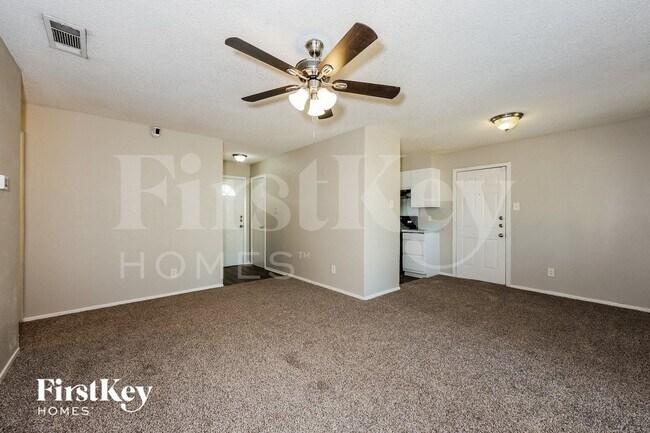 Building Photo - 3527 Pebbleshores Dr