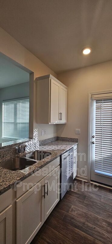 Foto del edificio - 8017 Murray Br Dr