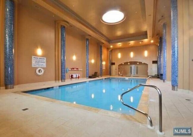 Foto del edificio - 8100 River Rd