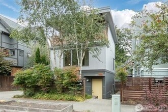 Building Photo - 106 30th Ave