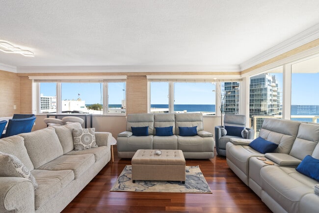 Foto del edificio - 3000 Holiday Dr