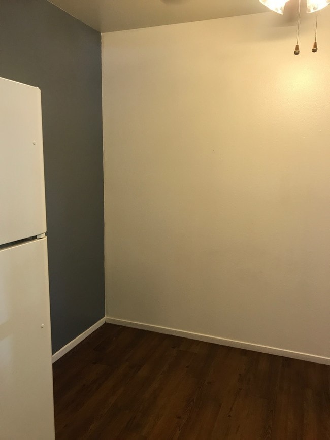 Building Photo - Welcome to Laurelwood Oaks – Comfortable Living in a Beautiful Community