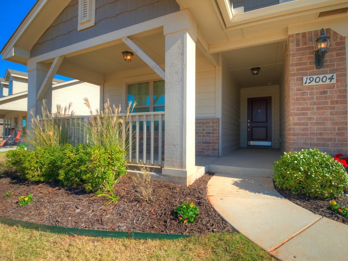 Building Photo - 19004 Vea Dr