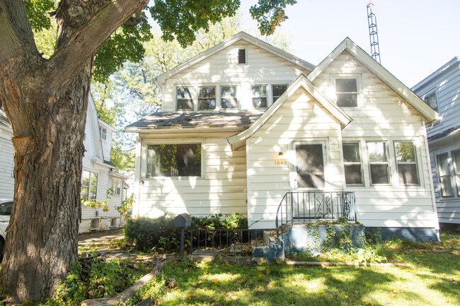 Building Photo - 1043 W Washington Unit 2