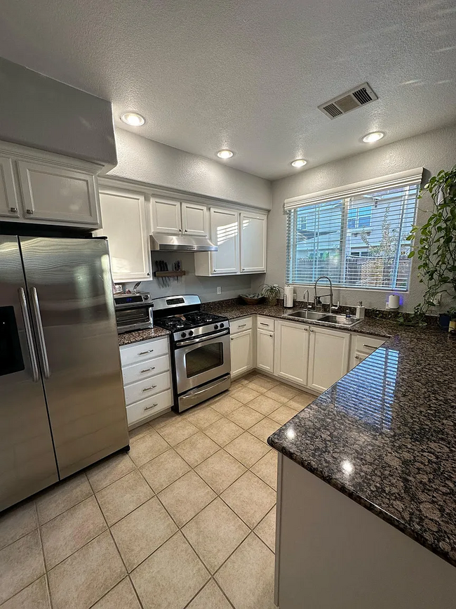 Kitchen - 2052 Boccioni Ln