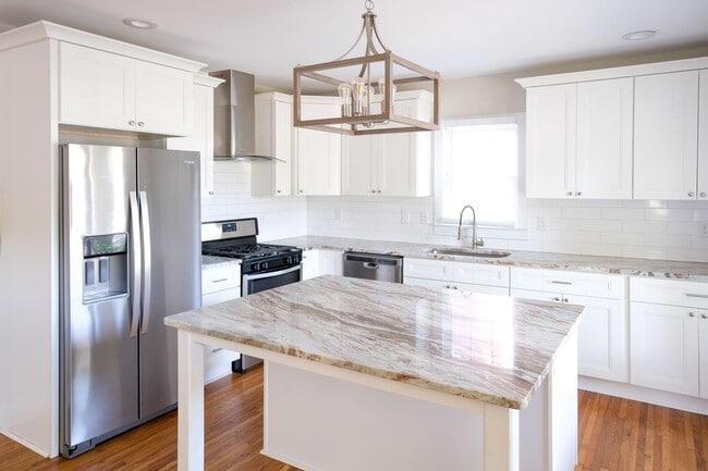 Building Photo - 3 Bedroom, 3 Bath House in Prime Augusta C...