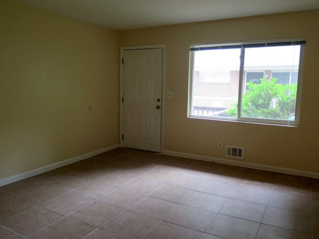 Building Photo - Cozy Decatur Duplex