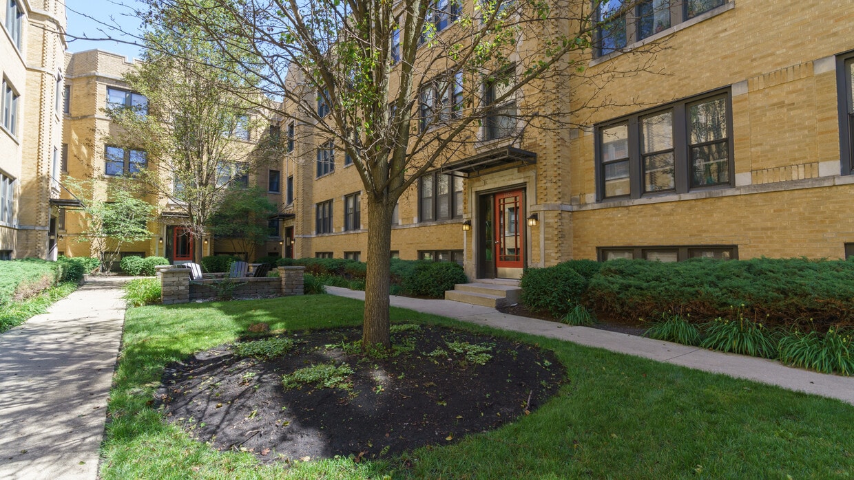 Primary Photo - 1356 W Estes Ave