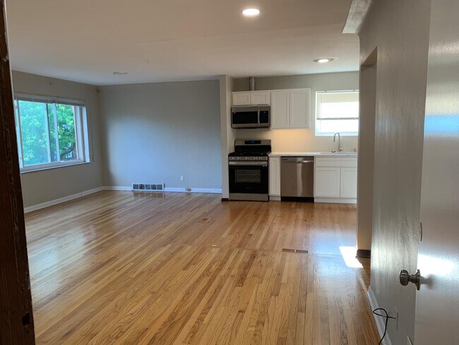 Sala de estar/Cocina/Comedor - 7107 Dartmouth Ave