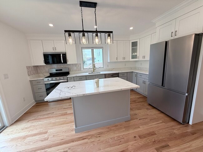 Foto del edificio - 374 Semel Ave