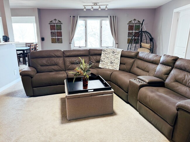 Foto del edificio - Bright & Beautiful 4-bed, 2-bath Home in S...